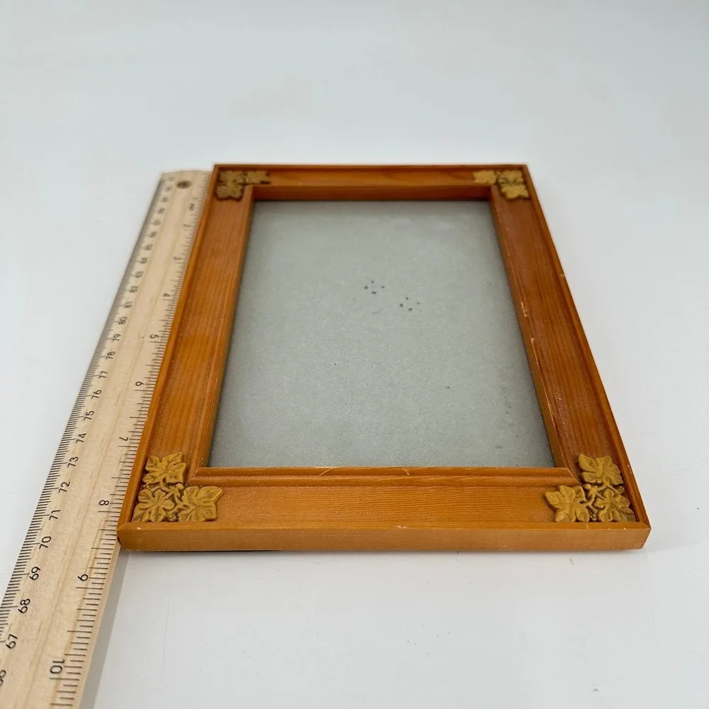 Wooden Photo 5x7 Frame with Ornate Corner Accents Tabletop Display Stand